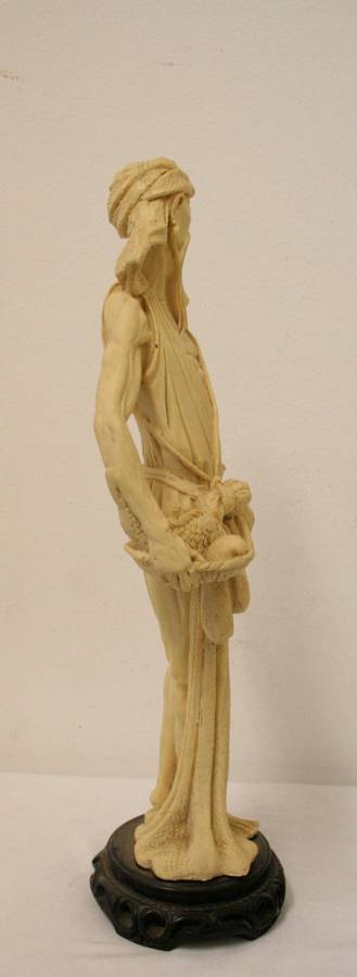 A gorgeous large ornamental Japanese themed oxylite figurine on a black base, fabulous on display