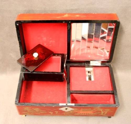 A gorgeous 3 compartment vintage Chinese jewellery box. Lovely on a dresser. Lifespace Sale