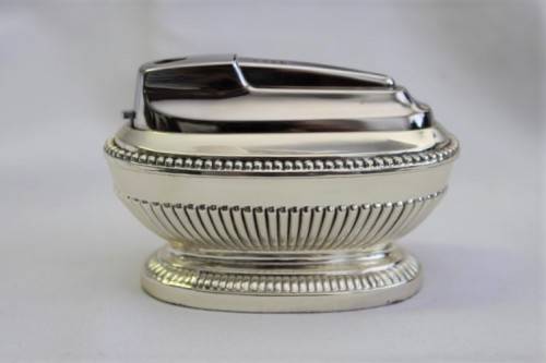 A beautiful vintage Ronson "Queen Anne" Varaflame 700 Rhodium plated table lighter in original box