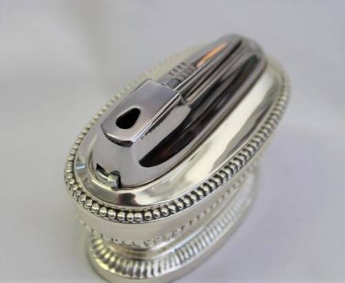 A beautiful vintage Ronson "Queen Anne" Varaflame 700 Rhodium plated table lighter in original box