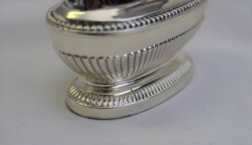 A beautiful vintage Ronson "Queen Anne" Varaflame 700 Rhodium plated table lighter in original box
