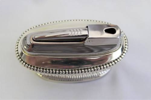 A beautiful vintage Ronson "Queen Anne" Varaflame 700 Rhodium plated table lighter in original box