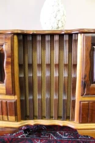 A stunning vintage Philips radiogram cabinet w/ a stylish design and ball and claw feet. Working!!!