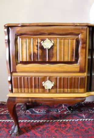A stunning vintage Philips radiogram cabinet w/ a stylish design and ball and claw feet. Working!!!