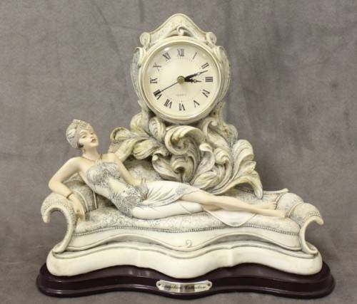 A beautiful vintage "Angelica collection" Quartz battery operated mantel clock.  Lifespace Sale