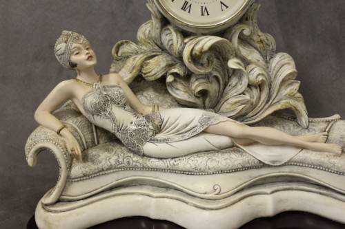A beautiful vintage "Angelica collection" Quartz battery operated mantel clock.  Lifespace Sale