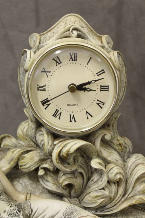 A beautiful vintage "Angelica collection" Quartz battery operated mantel clock.  Lifespace Sale
