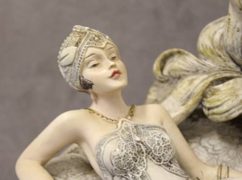 A beautiful vintage "Angelica collection" Quartz battery operated mantel clock.  Lifespace Sale