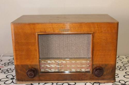 An awesome vintage American made for The Gramophone co valve radio in perfect working order