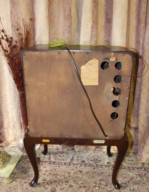 A wonderful vintage Cambridge PYE radiogram in a stylish wood cabinet in working order.