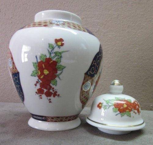 A beautiful, colorful Chinese lidded Ginger jar . Gorgeous on display!!