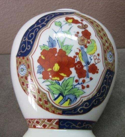 A beautiful, colorful Chinese lidded Ginger jar . Gorgeous on display!!