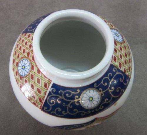 A beautiful, colorful Chinese lidded Ginger jar . Gorgeous on display!!