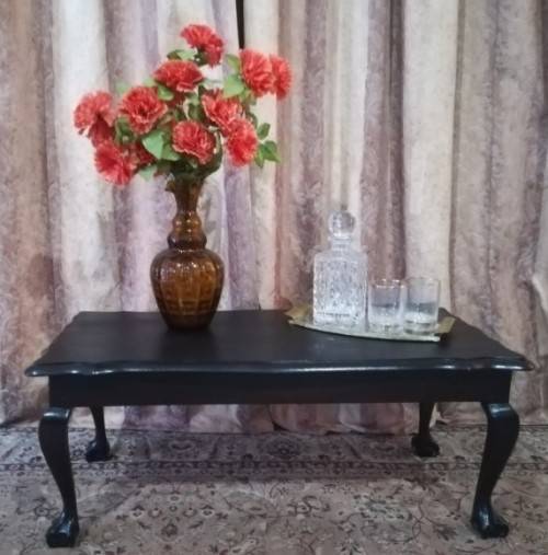 A gorgeous vintage scalloped edge ball and claw multi purpose coffee/ side table. Stunning!!