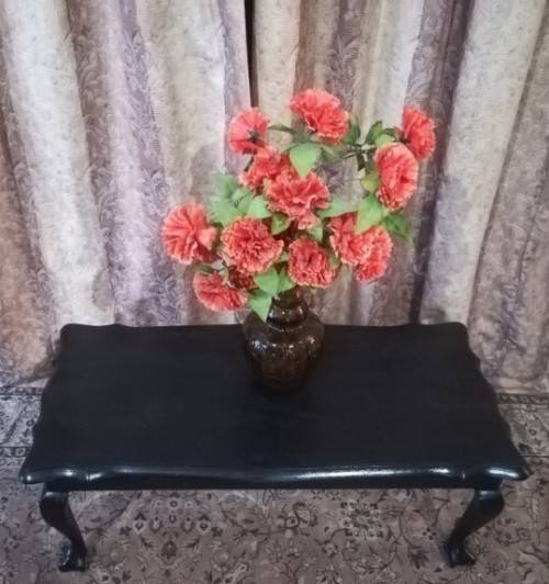 A gorgeous vintage scalloped edge ball and claw multi purpose coffee/ side table. Stunning!!