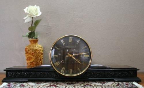 A beautiful Rhythm Charmant mantel clock, chimes on the hour,1/2 hour. Lifespace Sale