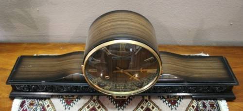 A beautiful Rhythm Charmant mantel clock, chimes on the hour,1/2 hour. Lifespace Sale