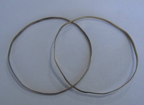 An awesome pair of solid gold (9ct) ladies bangles - total weight 6 grams.