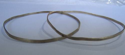 An awesome pair of solid gold (9ct) ladies bangles - total weight 6 grams.