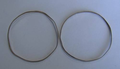 An awesome pair of solid gold (9ct) ladies bangles - total weight 6 grams.