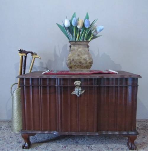 A stunning large solidly built "Kenbow" Imbuia trousseau kist with brass embellishments. Gorgeous!!!