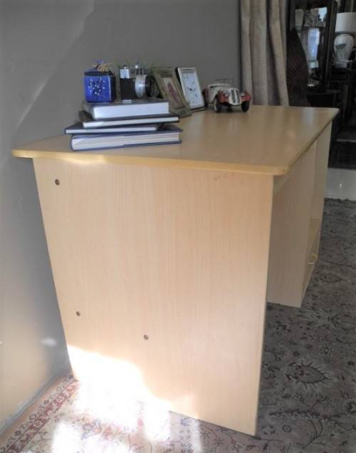 A modern melamine top desk with a pull out keyboard drawer. Lifespace Sale