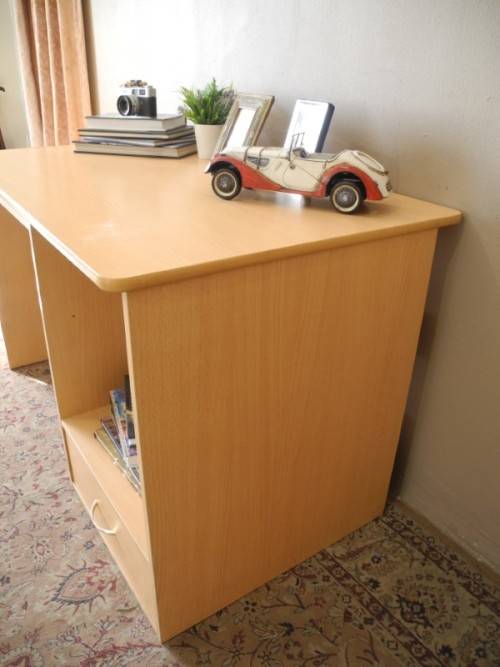 A modern melamine top desk with a pull out keyboard drawer. Lifespace Sale