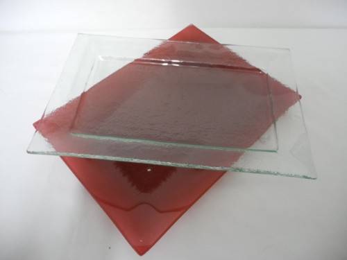 Four modern glass serving plates incl a red and black plate. Lifespace Sale