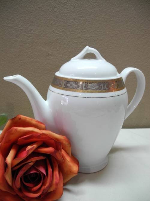 A gorgeous Japanese Yamasen porcelain teapot with 24kt gold detailing-Lifespace Sale