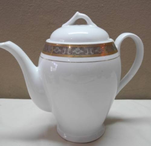 A gorgeous Japanese Yamasen porcelain teapot with 24kt gold detailing-Lifespace Sale