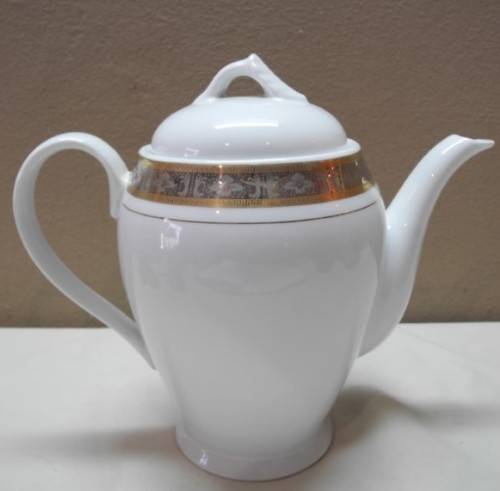 A gorgeous Japanese Yamasen porcelain teapot with 24kt gold detailing-Lifespace Sale