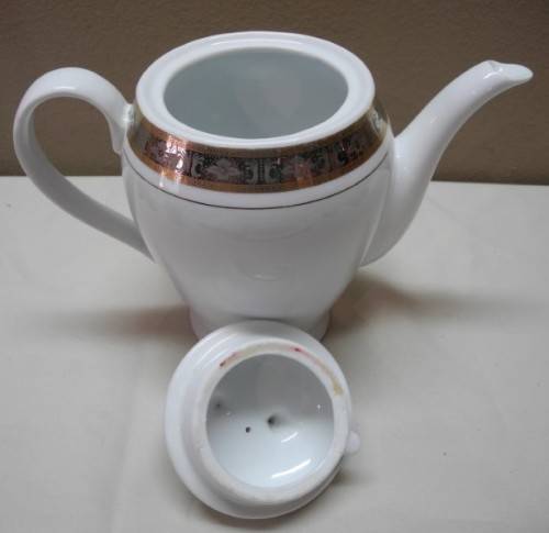 A gorgeous Japanese Yamasen porcelain teapot with 24kt gold detailing-Lifespace Sale