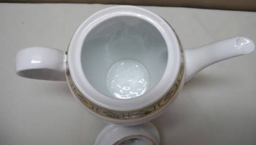 A gorgeous Japanese Yamasen porcelain teapot with 24kt gold detailing-Lifespace Sale