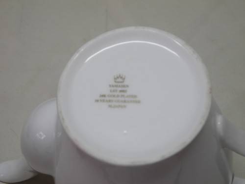 A gorgeous Japanese Yamasen porcelain teapot with 24kt gold detailing-Lifespace Sale