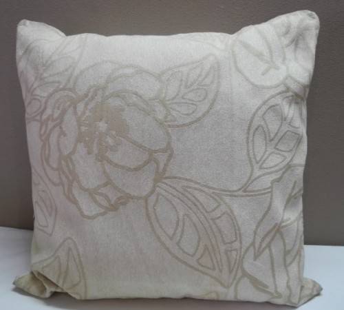 A pair of cream/beige stylish upmarket, modern scatter cushions. One bid for both