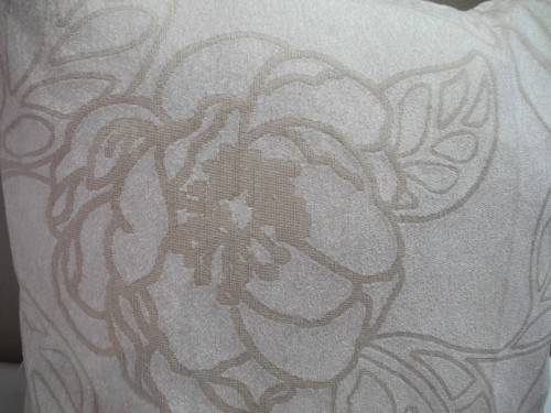 A pair of cream/beige stylish upmarket, modern scatter cushions. One bid for both