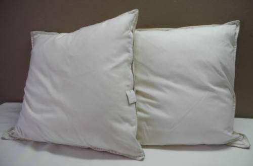 A pair of cream/beige stylish upmarket, modern scatter cushions. One bid for both
