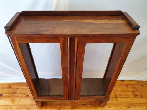 A fantastic vintage Retro display cabinet, needs glass and shelves.Xmas sale