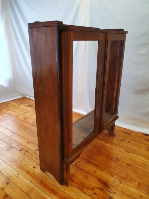 A fantastic vintage Retro display cabinet, needs glass and shelves.Xmas sale