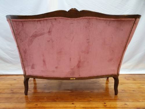 A gorgeous antique Victorian 2 seater settee couch w carved detailing, period upholstery. Xmas sale