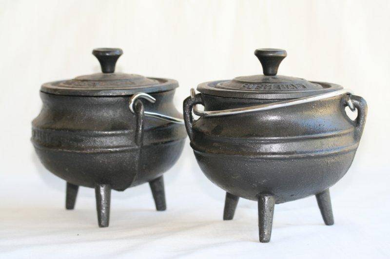 A PAIR OF STUNNING BRAND NEW POTJIE POTS WITH LIDS!!!