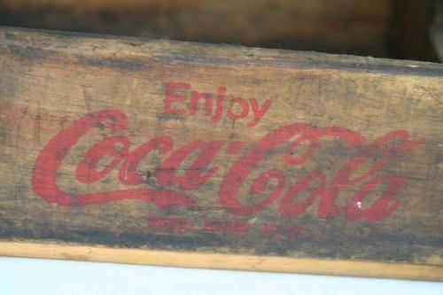 A STUNNING AUTHENTIC AND OLD COKE BOX!!! VERY COOL...