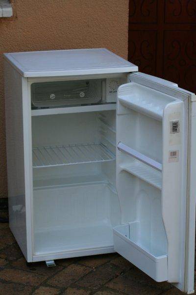 A VERY NICE LG BAR FRIDGE - PERFECT WORKING ORDER - GOOD CONDITION!