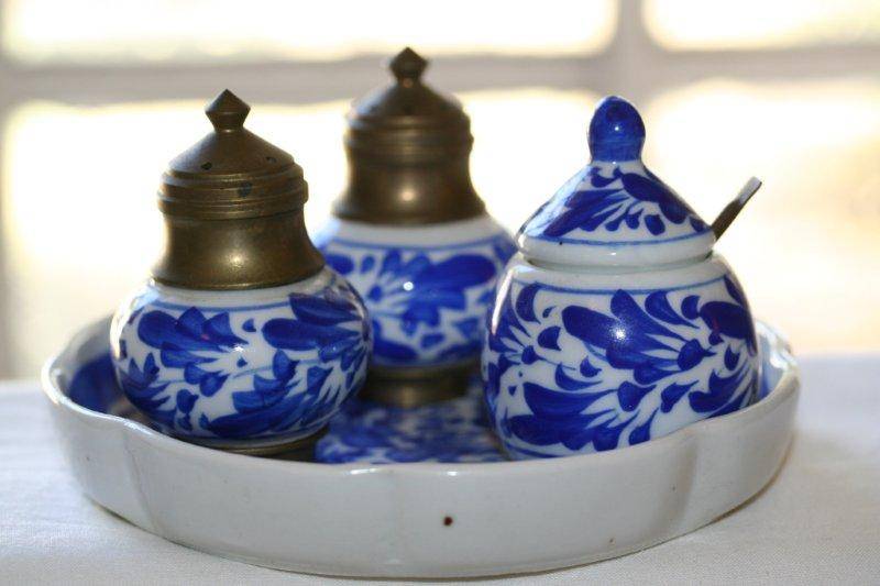 A STUNNING ORIENTAL CLOISONNE SALT, PEPPER AND SPICE SET!! A BEAUTIFUL PIECE IN PERFECT CONDITION!!!
