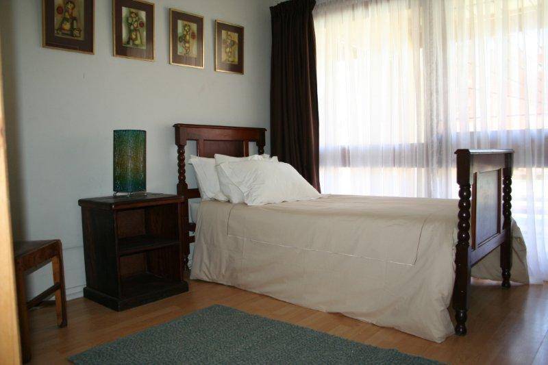 A STUNNING ANTIQUE SINGLE BED HEADBOARD, KICK BOARD AND BASE SPRINGS - EXCELLENT CONDITION!!!