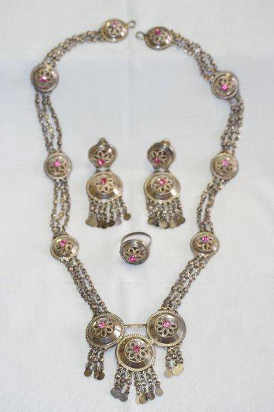 STUNNING VINTAGE JEWELLERY AT IT'S BEST!!! THIS IS VERY BEAUTIFUL!!!!!! 1 BID FOR ALL...