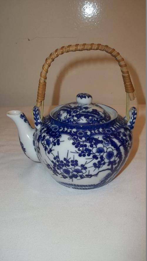 STUNNING STUNNING!! JAPANESE HAND PAINTED CERAMIC TEAPOT IN IMMACULATE CONDITION - A GREAT PIECE