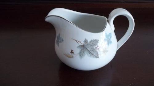 STUNNING RIDGEWAY OF ENGLAND WHITE MIST SERIES VINEWOOD PATTERN MILK JUG - WOW!!!