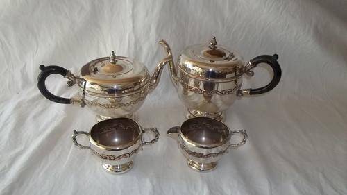 A BEAUTIFUL EM-MESS VINTAGE SILVER PLATED TEA SET WITH COFFEE POT, TEAPOT, SUGAR BOWL AND MILK JUG