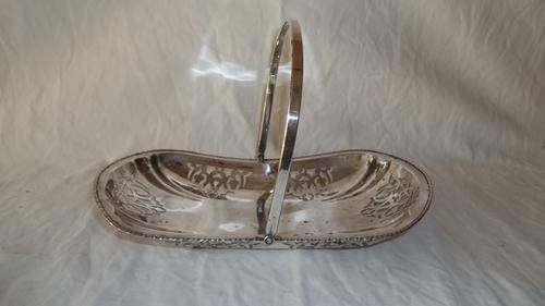 A VERY BEAUTIFUL VINTAGE SILVER PLATED PASTRY SERVING DISH WITH A HANDLE - IDEAL FOR AFTERNOON TEAS
